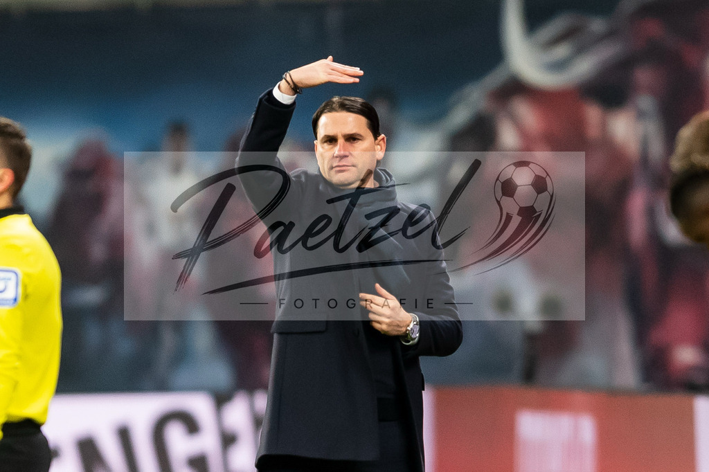 RBLLEV20211128_078 | Fussball, Herren: Trainer Gerardo Seoane (Bayer 04 Leverkusen) gestikuliert, Gestik bei dem Spiel der 1. Bundesliga zwischen RB Leipzig und Bayer 04 Leverkusen in der Red Bull Arena am 28.11.2021 in Leipzig, Deutschland.DFB / DFL REGULATIONS PROHIBIT ANY USE OF PHOTOGRAPHS AS IMAGE SEQUENCES AND/OR QUASI-VIDEO. - Realisiert mit Pictrs.com