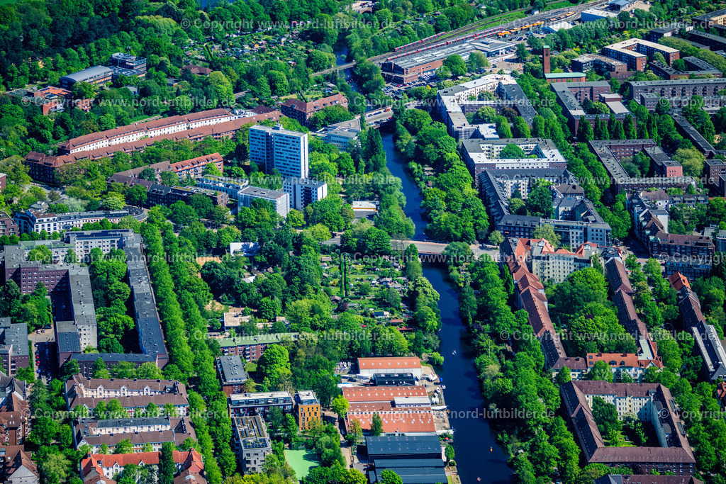 Hamburg_Winterhude_Goldbekkanal_ELS_3692010525 | HAMBURG 01.05.2025 Stadtansicht am Ufer des Flußverlaufes " Goldbekkanal " im Ortsteil Winterhude in Hamburg, Deutschland. // City view on the bank of the river " Goldbekkanal " in the district of Winterhude in Hamburg, Germany. Foto: Martin Elsen