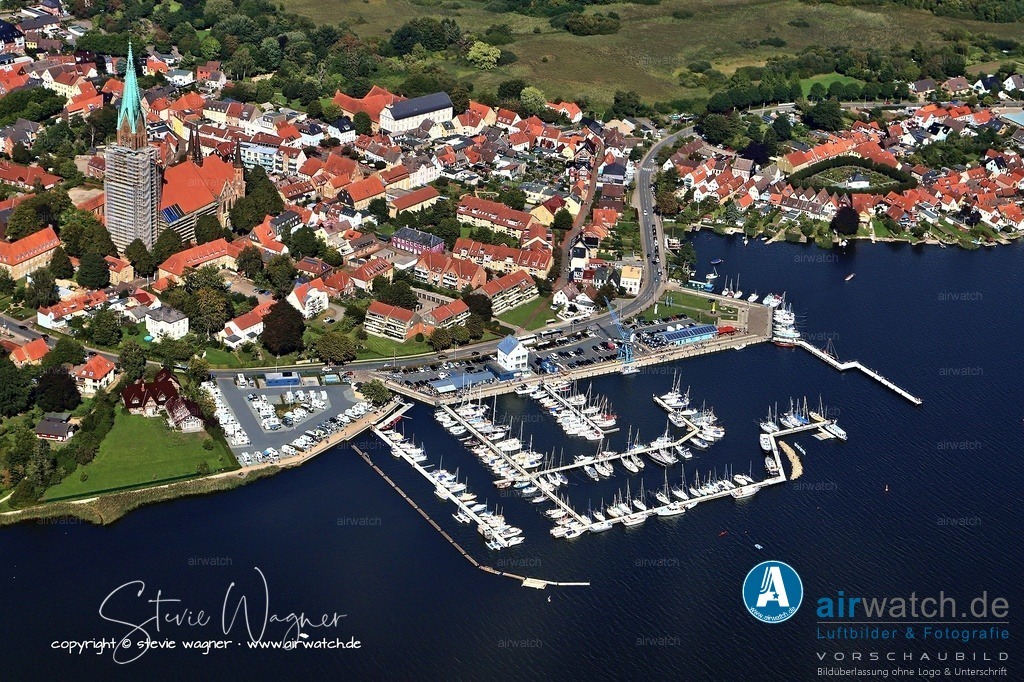 Entdecke die Schönheit Schleswig-Holsteins: Luftbilder vom St. Petri-Dom | Der Schleswiger Stadthafen liegt am westlichen Ende des Ostseefjords Schlei und ist eine zentrale Anlaufstelle für Gast- und Dauerlieger mit 185 Liegeplätzen und einer Wassertiefe von bis zu 3,5 Metern.