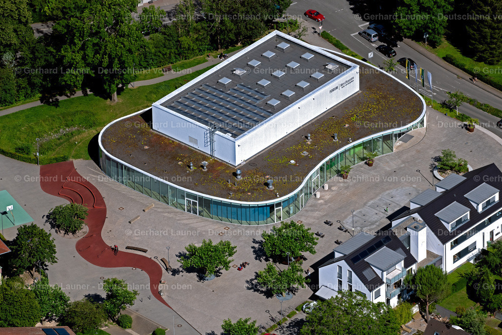 4033655 | MERZHAUSEN 30.06.2020 Gebäude der Veranstaltungshalle FORUM Merzhausen am Am Marktplatz in Merzhausen im Bundesland Baden-Württemberg, Deutschland. Weiterführende Informationen bei: Gemeinde Merzhausen. // Building of the indoor arena FORUM Merzhausen on place Am Marktplatz in Merzhausen in the state Baden-Wuerttemberg, Germany. Further information at: Gemeinde Merzhausen. Foto: Gerhard Launer