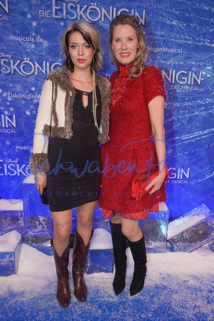 261124Ho691 | Franziska Reichenbacher mit Tochter Rosalie Musicalpremiere Die EiskoeniginBlauer Teppich und Schneefall, Premiere zum Musical Disneys Die Eiskoenigin mit Promis am blauen Laufsteg. Deutschland, Stuttgart, Stage Apollo Theater, 22.11.2024