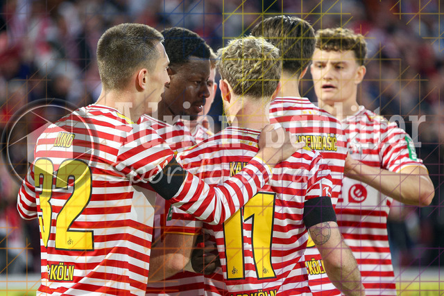 1. FC Köln vs Hamburger SV - 1. Bundesliga  | Köln, Deutschland, 02.11.25:   Ragnar Ache (1. FC Köln) Torjubel, jubelt mit seiner Mannschaft nach dem Treffer zum 1:0 waehrend des Spiels der Bundesliga zwischen  1. FC Köln vs Hamburger SV in der RheinEnergieStadion(Foto von Brauer-Fotoagentur / Adrian Schlueter)