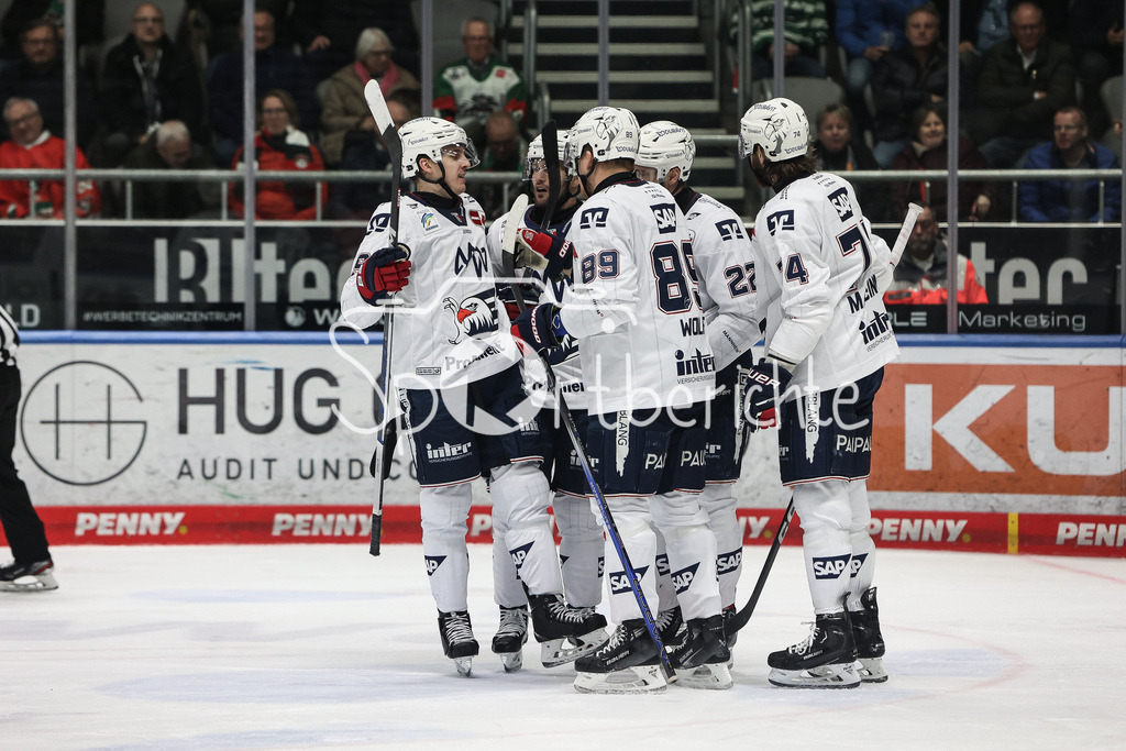 Augsburger Panther - Adler Mannheim | Jubel der Gaeste nach dem Treffer zum 2-5 durch Matthias PLACHTA (MAN #22) / Tor / Freude / Torschuezte