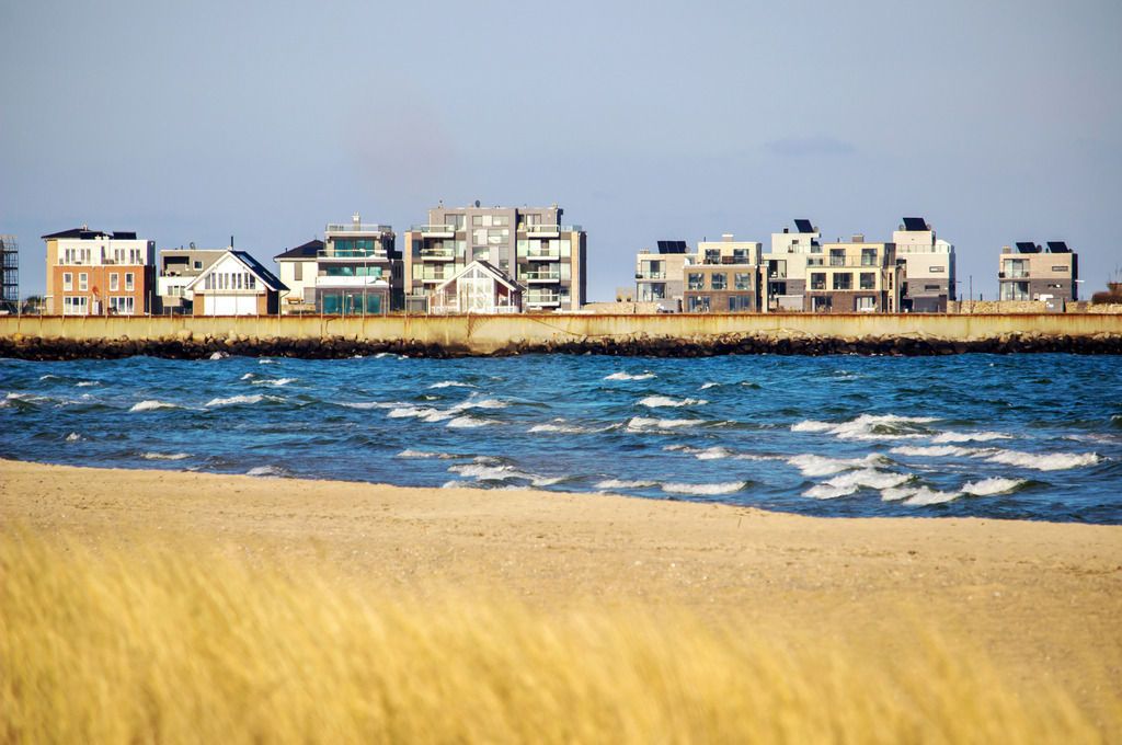 Wandbild: Strand in Weidefeld | Blick vom Weidefelder Strand auf die Ferienwohnungen in Olpenitz - Realisiert mit Pictrs.com
