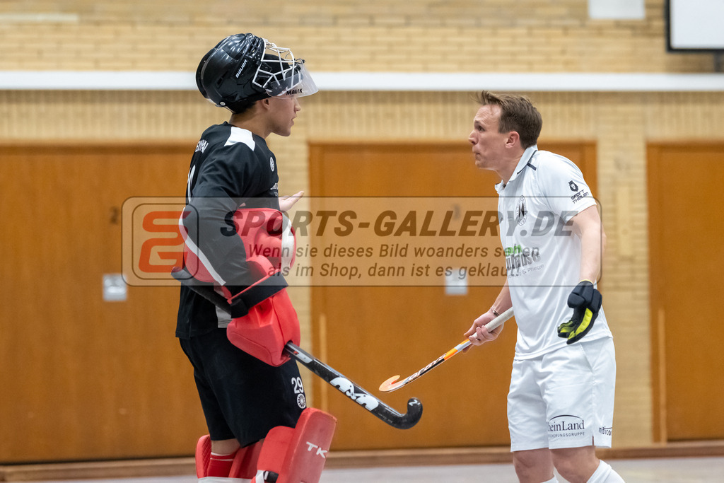 SFE_20230115_0182 | 1. Bundesliga Hockey Herren Schwarz-Weiss Neuss - Crefelder HTC am 15.01.2023 in  (Sporthalle Jahnerstrasse), Photo: Stephan Fehrmann 2022 (Sports-Gallery),Philipp-Alexander Weide ( Schwarz-Weiss Neuss #7 ) ,Joshua Onyekwue Nnaji Torwart ( Crefelder HTC #29 )
