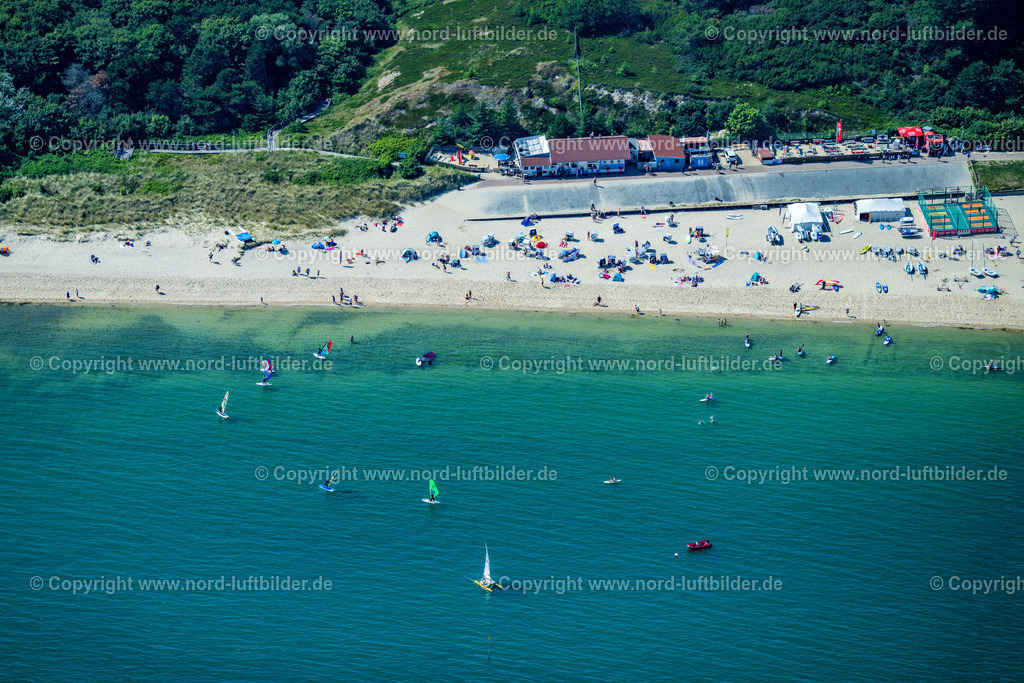 Sylt_Hörnum_Strand_Wassersport_Surfschule_Leuchtturm_ELS_58041308925 | HöRNUM (SYLT) 13.08.2025 Strand- Restaurant mit Freiluft- Terrasse und Freizeitanlagen in Hörnum (Sylt) im Bundesland Schleswig-Holstein, Deutschland. Nördlich vom Restaurant " Südkap " bietet das " Sylter Freizeit Team " Trampolin und " Pit-Pat Anlage " - die auch als " Hindernis - Billard " bekannt ist. // Beach restaurant and leisure facilities in Hoernum (Sylt) in the state Schleswig-Holstein, Germany. Foto: Martin Elsen