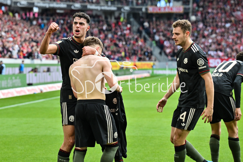 SC Freiburg - FC Bayern München | FREIBURG, GERMANY - 04. APRIL: Jubel der Bayern nach dem Treffer zum 2-3 durch Lennart KARL (FC Bayern Munich 42) / Tor / Torschuetze / Freude / Happy / während dem Bundesligamatch zwischen dem SC Freiburg und dem FC Bayern München am 28. Spieltag im Europa-Park Stadion / DFL REGULATIONS PROHIBIT ANY USE OF PHOTOGRAPHS AS IMAGE SEQUENCES AND/OR QUASI-VIDEO / Aleksandar PAVLOVIC (FC Bayern Munich 45) / Josip STANISIC (FC Bayern Munich 44)