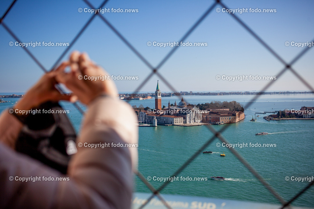 Italien_ Venedig_ 03.03.2025-81 | 03.03.2025, Italien, ITA, Venetien, Venedig, im Bild Venedig, Stadtansichten, Touristen, Reisefeature, Karneval, Masken, maskiert, venezianisch, Reise, Venedig, Venezia, Venetien, Stadtansicht, Campanile, Canale Grande, Markusplatz, Markuskirche, Touristen, Gondel, Gondolere, Faehre, Motorboot, Wassertaxi, Vaporetto, Adria, Lagune, Pfahlbauten, Bruecke, Rialtobruecke, La Gondola, Dogenpalast, Italien, Creativ, Kreativ
