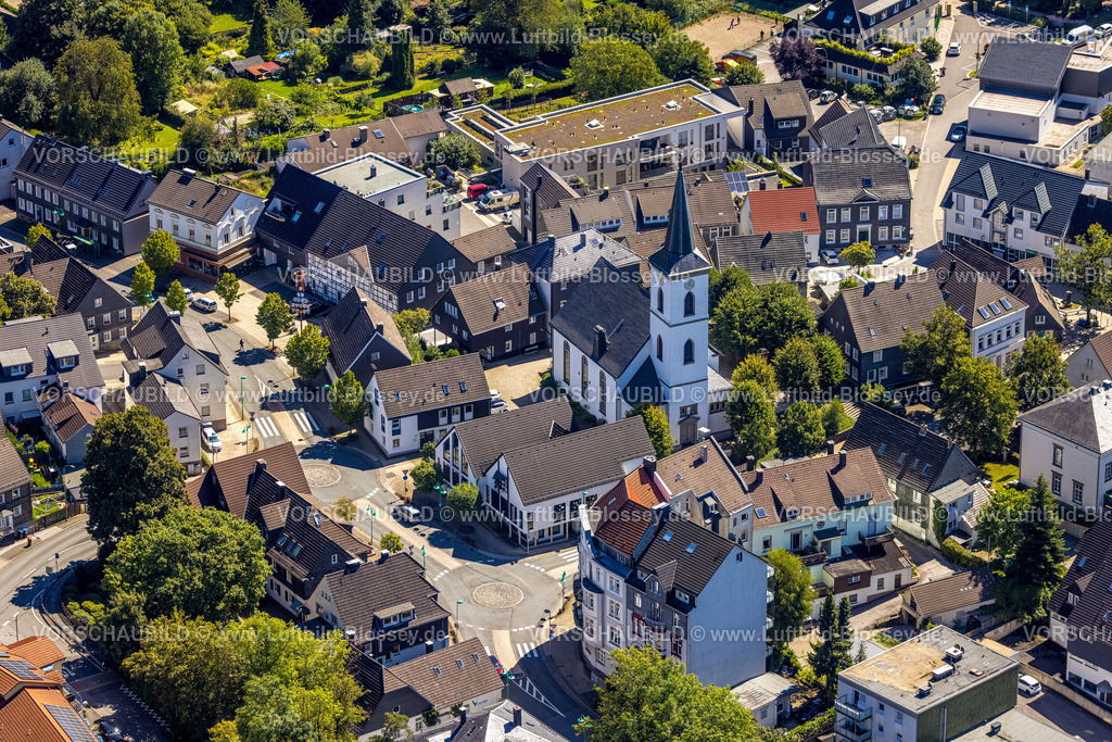 Ennepetal230801027 | Luftbild, Zwei Kreisverkehre in der Ortsmitte Milsper Straße, evang. Johanneskirche, Voerde, Ennepetal, Ruhrgebiet, Nordrhein-Westfalen, Deutschland