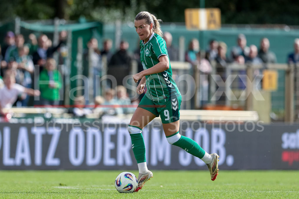 Fussball, Google Pixel Frauen-Bundesliga, SV Werder Bremen - TSG 1899 Hoffenheim | Medina Desic (SV Werder Bremen, 9) am Ball, Freisteller, Einzelbild, Ganzkörper, Aktion, Action, Spielszene, DIE DFB-RICHTLINIEN UNTERSAGEN JEGLICHE NUTZUNG VON FOTOS ALS SEQUENZBILDER UND/ODER VIDEOÄHNLICHE FOTOSTRECKEN. DFB REGULATIONS PROHIBIT ANY USE OF PHOTOGRAPHS AS IMAGE SEQUENCES AND/OR QUASI-VIDEO.