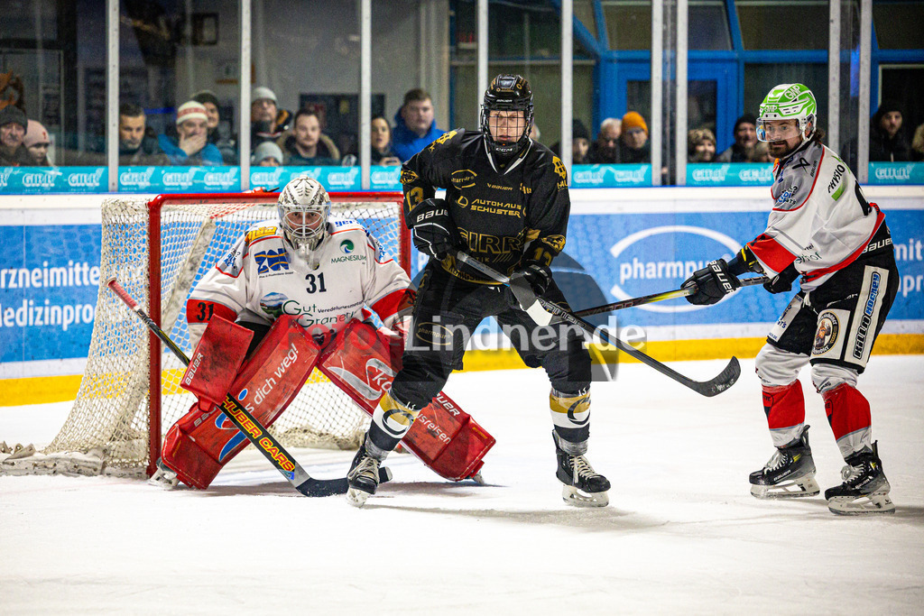 EHC Königsbrunn PINGUINE gegen TSV Peißenberg MINERS | Eishockey Bayernliga Herren Playoffs Viertelfinale 2024/25 - Spiel 5 von 7, EHC Königsbrunn PINGUINE gegen TSV Peißenberg MINERS, 20250218,Verkehr vor dem Tor der MINERS,2025-02-18 in Königsbrunn (Eisstadion Königsbrunn)Luca SZEGEDIN (EHC 13), Korbinian SERTL (MINERS Goali 31), Marek HALODA (MINERS 64)Copyright: WolfgangxLindner foto-lindner.de