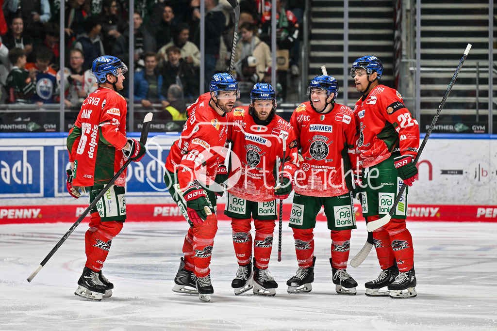 Augsburger Panther - Grizzlys Wolfsburg | Jubel der Panther nach dem Treffer zum 1-0 durach Alexandre GRENIER (Augsburger Panther 82) / Tor / Torschuetze / Freude / Happy / DEL: Augsburger Panther - Grizzlys Wolfsburg; Curt Frenzel Stadion am 10.10.2025