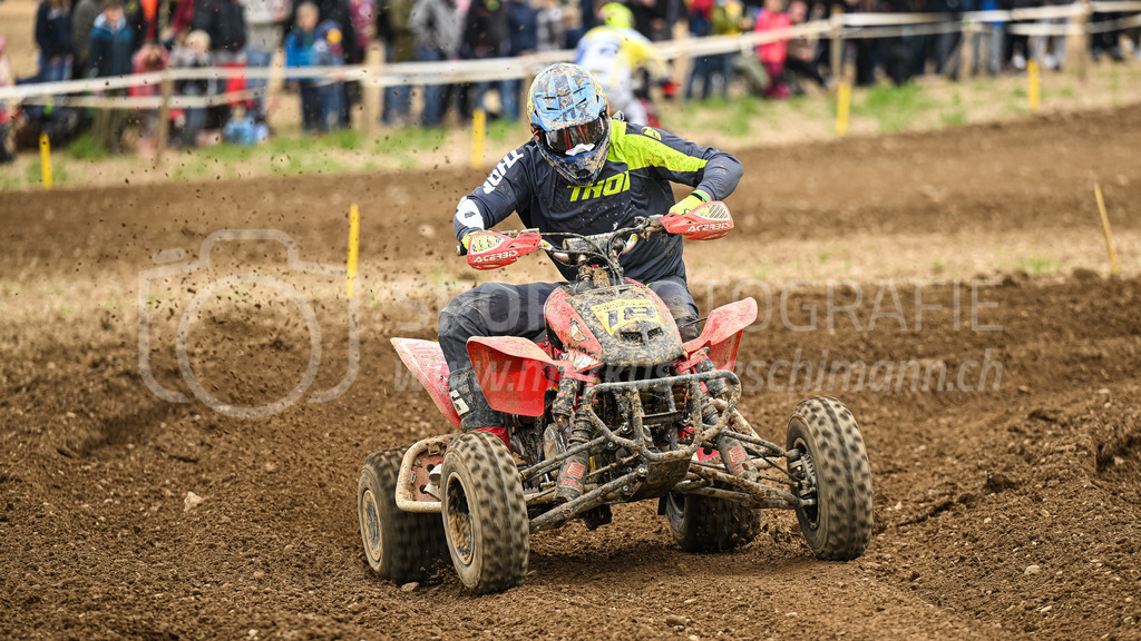 Motocross Schlatt bei Winterthur - 30. April 2023 | Quadfahrer in der Kategorie Quad am Motocross Schlatt bei Winterthur, 30. April 2023. 
Instagram: @mx_schlatt | @mc_wila | @sam_schweiz
Bild: Sportfotografie Markus Aeschimann | www.markus-aeschimann.ch - Realisiert mit Pictrs.com