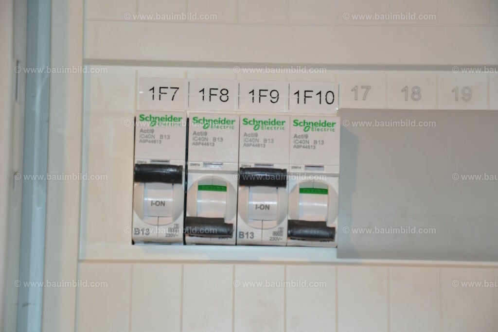 bib-lg17-elektroinstallation-0266 | Nach LV-Leistungsgruppen sortierte Detailfotos über den Bau eines Hauses. Alle Hausbau-Bilder direkt vom Urheber und Autor der Website Haus-Selber-Bauen.com