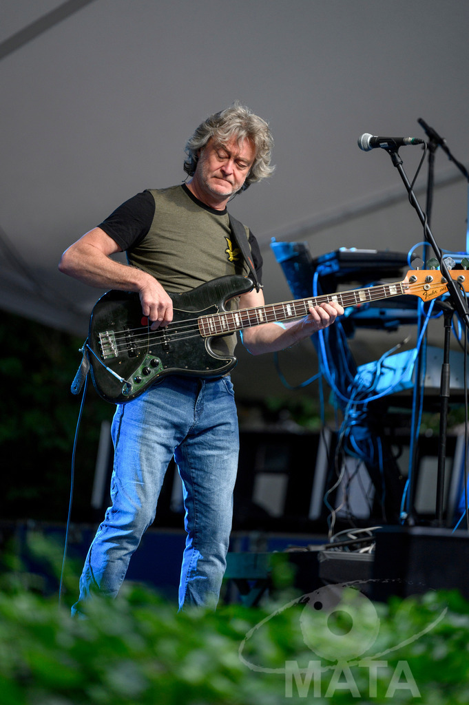 _DWI2417 | Craig Fletcher von John Lees' Barclay James Harvest live bei einem Konzert in Serenadenhof Nürnberg, 01.07.2023 - Realisiert mit Pictrs.com