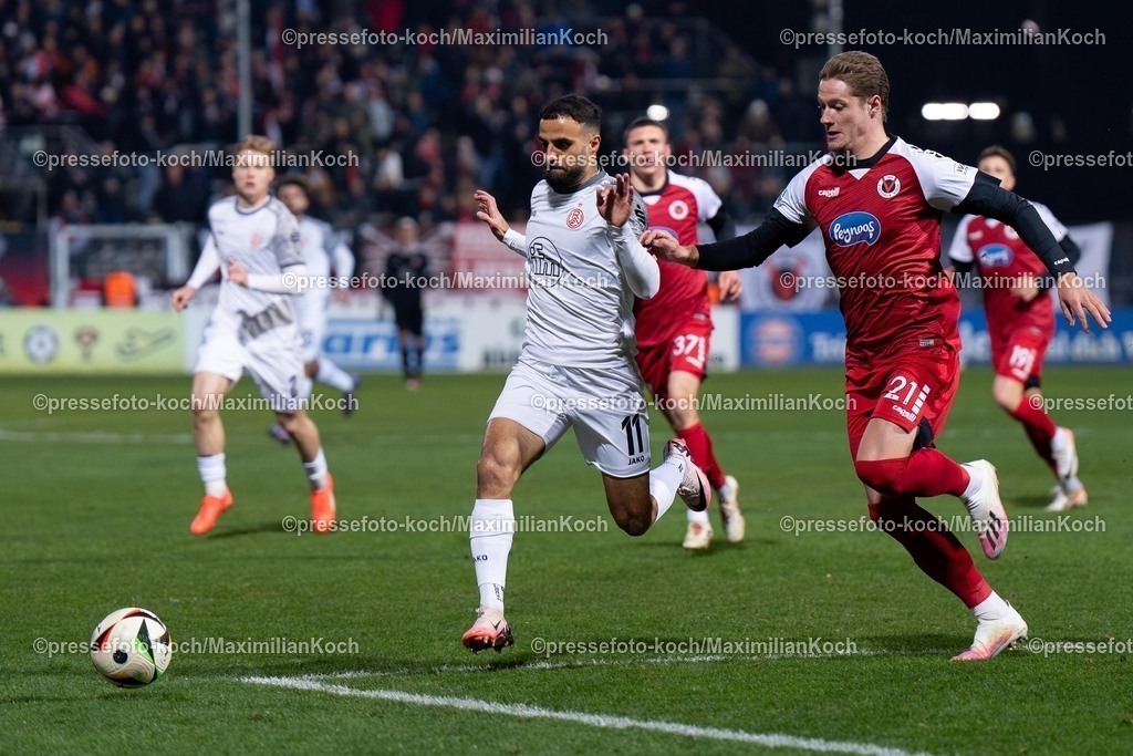 xYDR12032501183 | 12.03.2025, xydrx, Fußball, Viktoria Köln - Rot-Weiss Essen, 3.Liga, Sportpark Höhenberg, Saison 2024 2025: Ramien Safi (Rot-Weiss Essen #11) im Zweikampf gegen Tobias Eisenhuth (Viktoria Köln #21). DFB regulations prohibit any use of photographs as image sequences and or quasi-video.