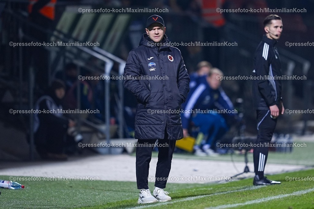 xYDRx23012601038 | 23.01.2026, xydrx, Fußball, 3.Liga, FC Viktoria Köln - 1.FC Saarbrücken, Saison 2025 2026, Sportpark Höhenberg: Marian Wilhelm (Cheftrainer FC Viktoria Köln)    DFB regulations prohibit any use of photographs as image sequences and or quasi-video. Photo: xYannisxDreimannxPressefotoKochx