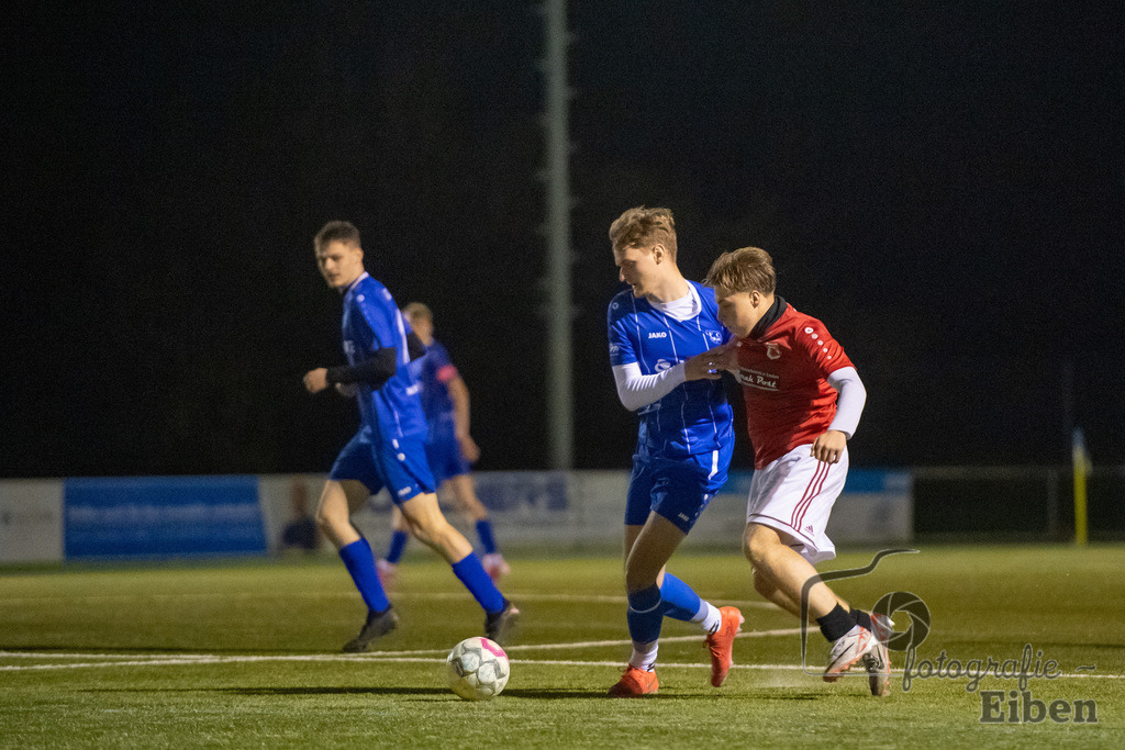 FC Rastede-JSG RW/Kickers Emden 2 | A-Jugend Bezirksliga; FC Rastede (blau)-JSG RW/Kickers Emden 2 (rot) am 15.11.2024; in Rastede (Sportanlage Köttersweg), Photo: Philip Eiben 2024 - Realisiert mit Pictrs.com