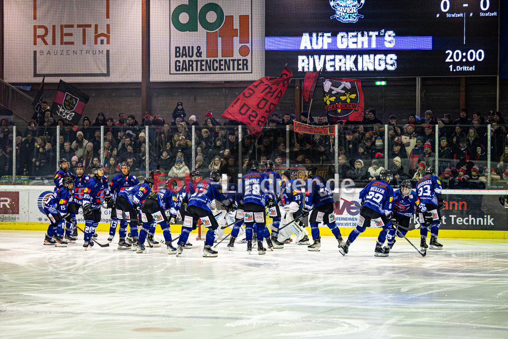 HC Landsberg RIVER KINGS gegen TSV Peißenberg MINERS | Eishockey Bayernliga Herren Vorrunde 2024/25, HC Landsberg RIVER KINGS gegen TSV Peißenberg MINERS, 20250103,Eröffnung RIVERKINGS, Fans im Hintergrund, LED Anzeige,2025-01-03 in Landsberg am Lech (Eisstadion Landsberg)Copyright: WolfgangxLindner foto-lindner.de
