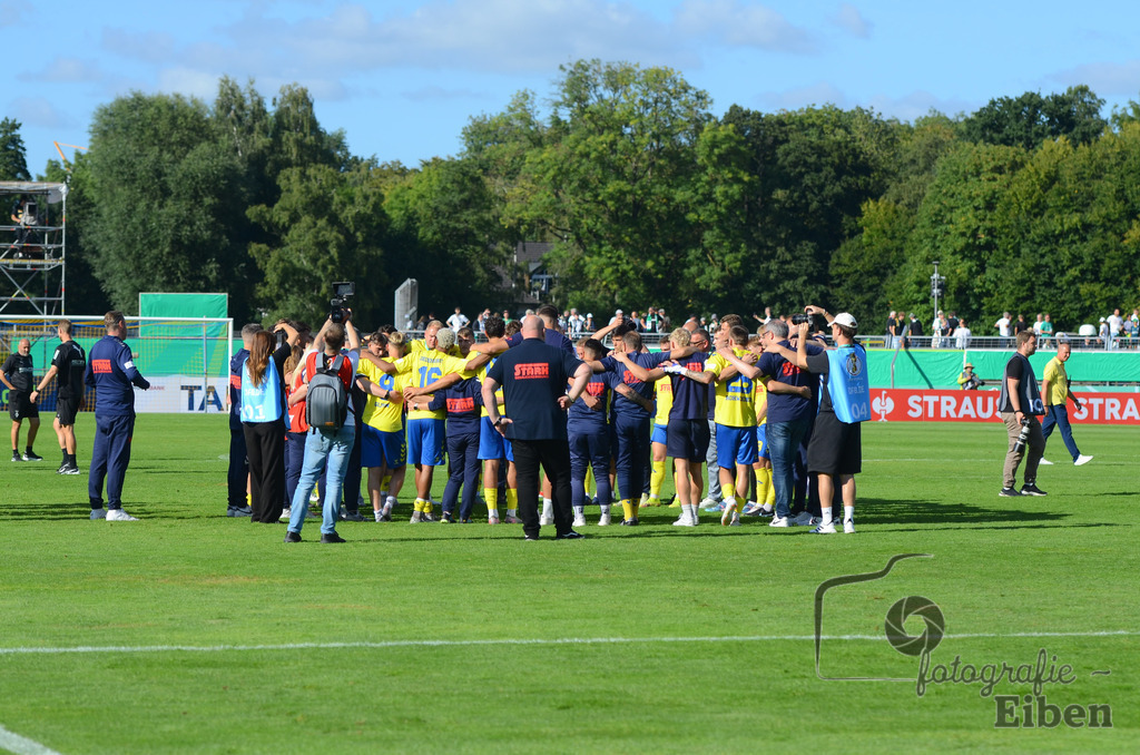 SV Atlas-Delmenhorst-Borussia Mönchengladbach | DFB-Pokal 1. Runde;SV Atlas Delmenhorst (gelb)-Borussia Mönchengladbach (schwarz) am 17.08.2025 in Oldenburg (Marschweg-Stadion), Photo: Philip Eiben 2025 - Realisiert mit Pictrs.com