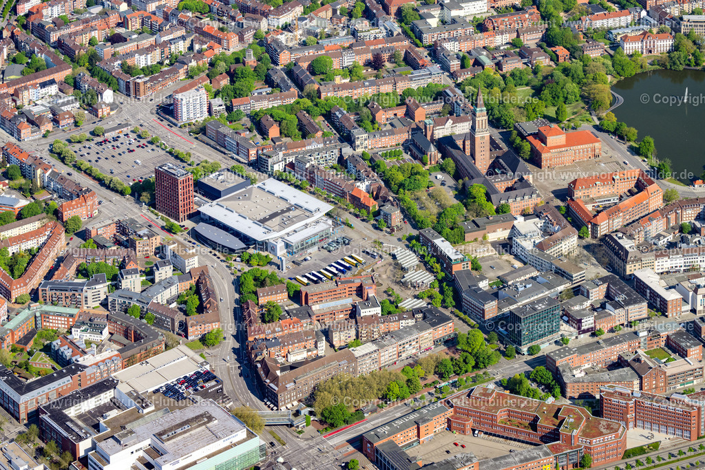 Kiel_Rathaus_Wunderino_Arena_ELS_2980140523 | KIEL 14.05.2023 Veranstaltungs- und Musik- Konzert-Gelände der " Wunderino - Arena " in Kiel im Bundesland Schleswig-Holstein, Deutschland. Hotel -Turm " Hampton by Hilton Kiel " zwischen der Parkfläche auf dem Exerzierplatz und der Sporthalle. Weiterführende Informationen bei: HLT International IP LLC,  Konzert- und Veranstaltungsgesellschaft mbH Kiel. // Event and music-concert grounds of the " Wunderino - Arena " in Kiel in the state Schleswig-Holstein, Germany. Further information at: HLT International IP LLC,  Konzert- und Veranstaltungsgesellschaft mbH Kiel. Foto: Martin Elsen