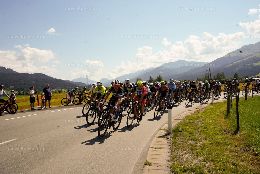 267_20230817_Bewerb_Maenner_Muehlanger | AUT - OESTERREICH, 2023-08-16: SPORT RENNRAD-FAHREN - 55. INTERNATIONALER RADWELTPOKAL IN ST. JOHANN IN TIROL  - Vintage-Radrennen mit WM-Bronze-Medaillen-Siegerin Christina Schweinberger, den Teilnehmer und Alexander Baumann (vom Orginastions-Team) - TAG 2 BEWERB MAENNER IN SECHS GRUPPEN  ; Foto: Roland Muehlanger