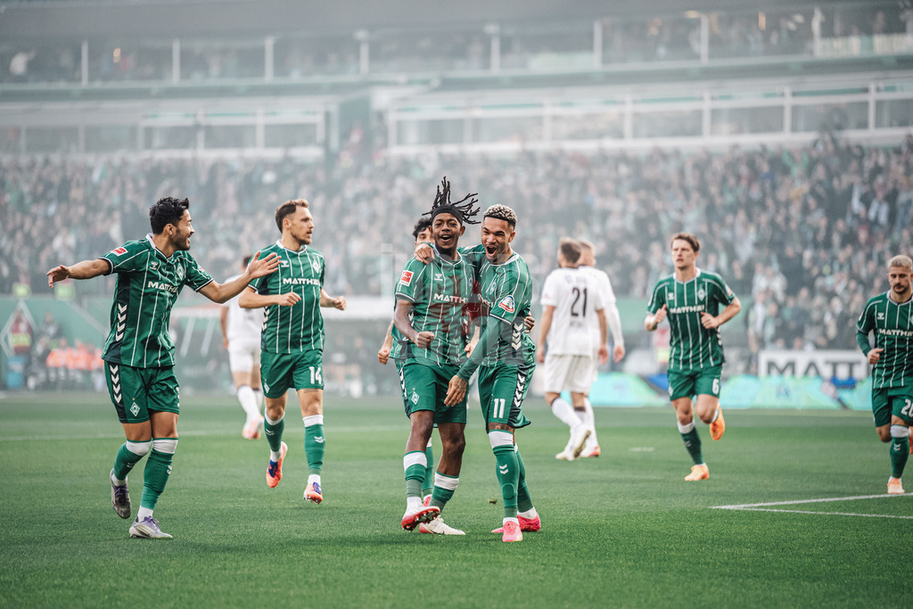 Fußball | Männer | Saison 2025/2026 | 1. Fußball-Bundesliga | 6. Spieltag | SV Werder Bremen vs. FC St. Pauli | 04.10.2025 | Samuel Mbangula (#07, SV Werder Bremen) links schießt das erste Tor des SPiels und jubelt mit Justin Njinmah (#11, SV Werder Bremen) rechts