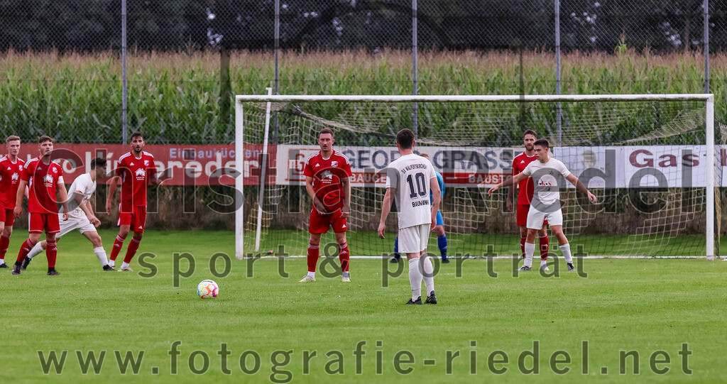 2023-08-04_025_SV_Walpertskirchen_gegen_FC_Finsing | Walpertskirchen, Deutschland, 04.08.2023:
Fußball, Kreisliga 2023 / 2024, 2. Spieltag, SV Walpertskirchen gegen FC Finsing, Endergebnis: 3:3

Leonhard Hölzl (FC Finsing, #5), Dominik Keuter (FC Finsing, #18), Kilian Schmitt (FC Finsing, #8), Florian Baumann (SV Walpertskirchen, #10)

Foto: Christian Riedel / fotografie-riedel.net