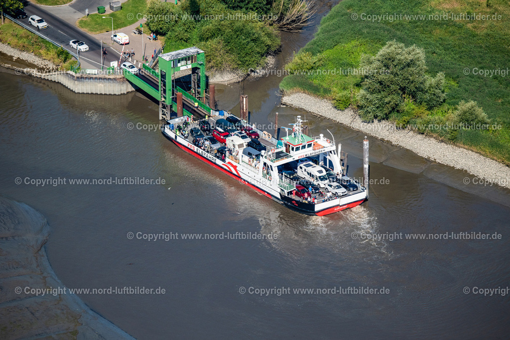 Wischhafen_Elbfähren_ELS_7351130822 | DROCHTERSEN 13.08.2022 Fahrt eines Fähr- Schiffes der " Elbfähre Glückstadt Wischhafen " in Wischhafen im Bundesland Niedersachsen, Deutschland. Weiterführende Informationen bei: FRS Elbfähre Glückstadt Wischhafen GmbH. // Driving a ferry ship of the "Elbfaehre Glueckstadt Wischhafen" in Wischhafen in the state Lower Saxony, Germany. Further information at: FRS Elbfaehre Glueckstadt Wischhafen GmbH. Foto: Martin Elsen