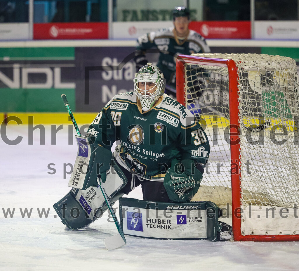 2025-11-25_040_TSV_Erding_gegen_EHF_Passau_Black_Hawks | Erding, Deutschland, 25.11.2025:Eishockey, Oberliga Süd 2025 / 2026, 20. Spieltag, TSV Erding gegen EHF Passau Black Hawks, Endergebnis: 2:3 n.V.Torwart Leon Meder (Erding Gladiators, #39)Foto: Christian Riedel / fotografie-riedel.net