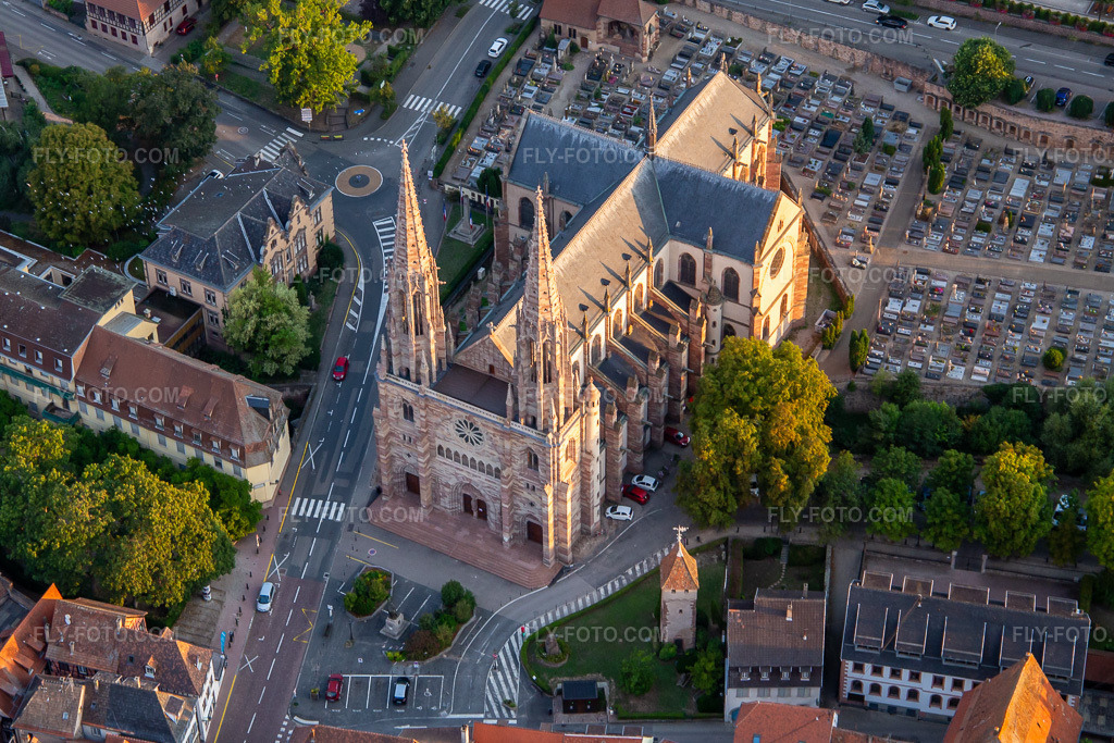 Aerial view: Church of Saints Peter and Paul in Obernai in the state Bas-Rhin, France. – Photo: IMG_137970.jpg taken on 08/19/2023 by Werner Riehm/FLY-FOTO.com – Resolution of the original: 4120 x 2747 px