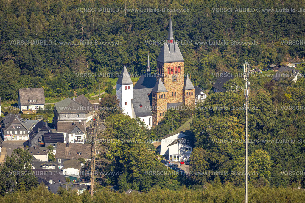 Kirchhundem230910292Kirchhundem | Luftbild, Pfarrkirche St. Peter und Paul, Kirchhundem, Sauerland, Nordrhein-Westfalen, Deutschland