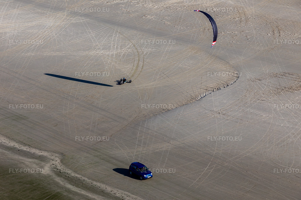 Vue aérienne: Conduire dans le paysage de plage de sable le long du littoral de la mer du Nord à Fanø à Fanø dans le département Syddanmark, Danemark. Photo: IMG_118623.jpg prise le 21/09/2019 par Werner Riehm/FLY-FOTO.eu – Résolution de l'original: 5472 x 3648 px