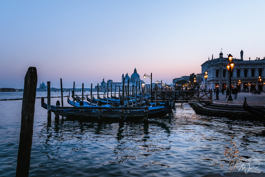 20220310-183000 ITALIEN-Venedig_107-1 Kopie | Herzlich willkommen auf meiner Seite! Ich bin Elke Wallnisch, Deine Fotografin für lichtstarke Momente. Der Name steht für alles, was mich mit der Fotografie verbindet: Das Licht und seine machtvolle Wirkung auf eine Situation oder unsere Stimmung - Realisiert mit Pictrs.com