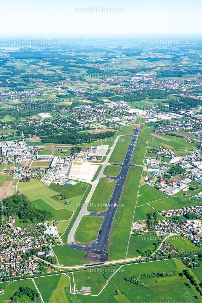 luftbild-airport-salzburg-bruno-kapeller-22 | Luftbild vom Airport Salzburg. Die Piste wurde nach fast 60 Jahren generalsaniert. Die Landebahn wurde für 5 Wochen total gesperrt. - Realisiert mit Pictrs.com