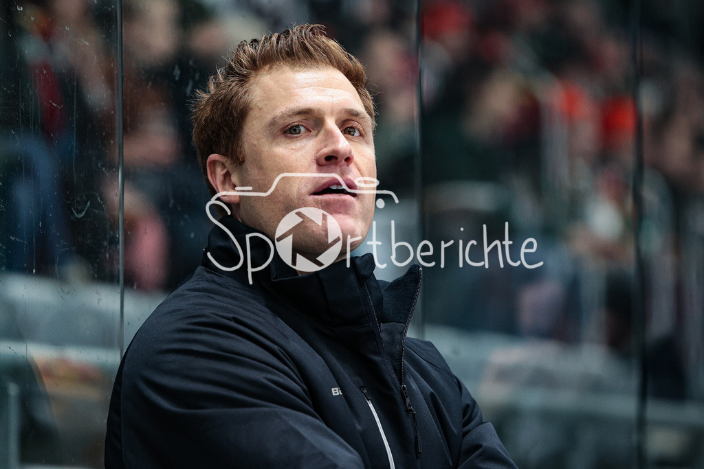 Augsburger Panther - Fischtown Pinguins Bremerhaven | Bremerhaven CO-Trainer Alexander SULZER in Aktion