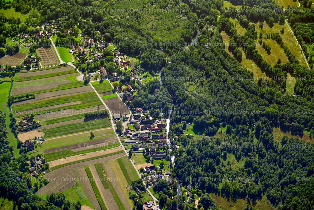 3637249 | LEIPE 25.08.2016 Ortsansicht der Straßen und Häuser der Wohngebiete in Leipe im Spreewald im Bundesland Brandenburg, Deutschland. Weiterführende Informationen bei: Spreewald-Info,  Spreewald-Touristinformation Lübbenau e. V.,,  Tourismusverband Spreewald Raddusch. // Town View of the streets and houses of the residential areas in Leipe at Spreewald in the state Brandenburg, Germany. Further information at: Spreewald-Info,  Spreewald-Touristinformation Luebbenau e. V.,,  Tourismusverband Spreewald Raddusch. Foto: Gerhard Launer