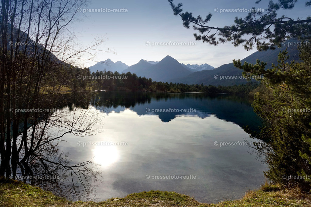 welltvi-Weissenbach_Baggersee-Herbst-04112017-_DSC1910 | Info aus dem Bezirk Reutte/Ausserfern Tirol sowie eine umfangreiche Bilddatenbank über die gesamte Region: Lechtal, Talkessel Reutte, Tannheimertal, Zwischentoren. Lech, Plansee, Zugspitze, Grenztunnel, B179, Fernpassstraße, Verkehr, Lawinen, Tradition, - Realisiert mit Pictrs.com