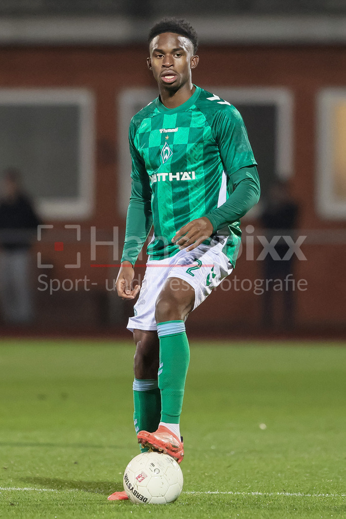 Fussball, Regionalliga Nord, SV Werder Bremen II - TSV Havelse | v.li.: David Igboanugo (SV Werder Bremen II, 2) am Ball, Freisteller, Einzelbild, Ganzkörper, Aktion, Action, Spielszene