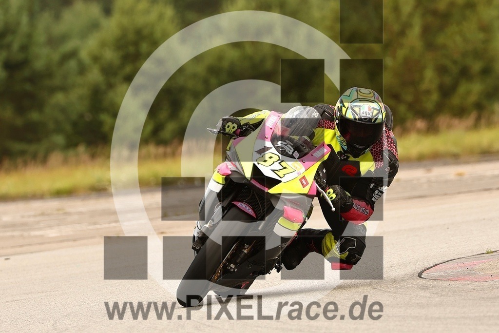 0187-20250706_13200 | Schöne Erinnerungen an spannende Momente - das festzuhalten ist unser Job. PIXELrace.de ist seit 2003 auf den Rennstrecken Europas unterwegs um die Action draußen beim Fahren und die wunderbare Stimmung imm Fahrerlager für euch einzufangen.