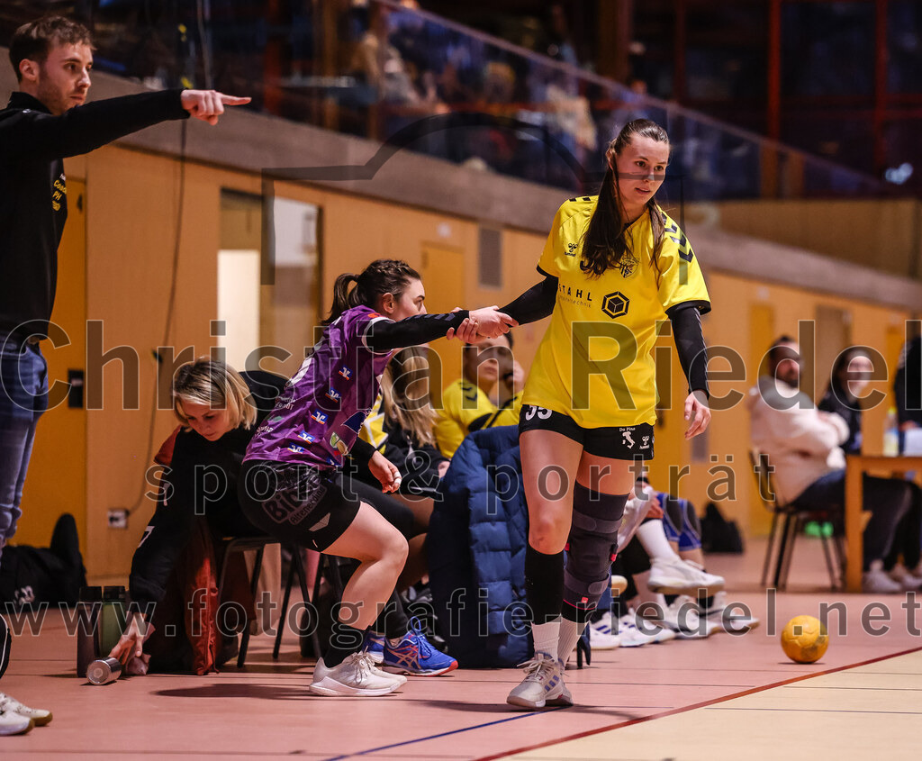 2025-01-11_045_SpVgg_Altenerding_gegen_HF_Scheyern | Erding, Deutschland, 11.01.2025:Handball, Bezirksoberliga Frauen Altbayern 2024 / 2024, 10. Spieltag, SpVgg Altenerding gegen HF Scheyern, Endergebnis: 20:23Katharina Künstner (SpVgg Altenerding, #23), Verena Kirste (HF Scheyern, #35)Foto: Christian Riedel / fotografie-riedel.net