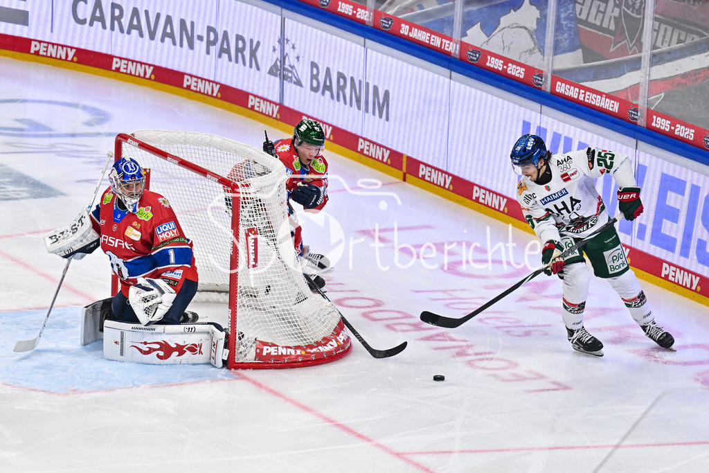 Eisbären Berlin - Augsburger Panther | BERLIN, GERMANY - 04. JANUARY: hinter dem Tor von Jonas STETTMER (Eisbären Berlin 1) holt sich Christian HANKE (Augsburger Panther 25) den Puck während dem Match zwischen den Eisbären Berlin und den Augsburger Panthern am 36. Spieltag der Penny DEL in der UBER Arena