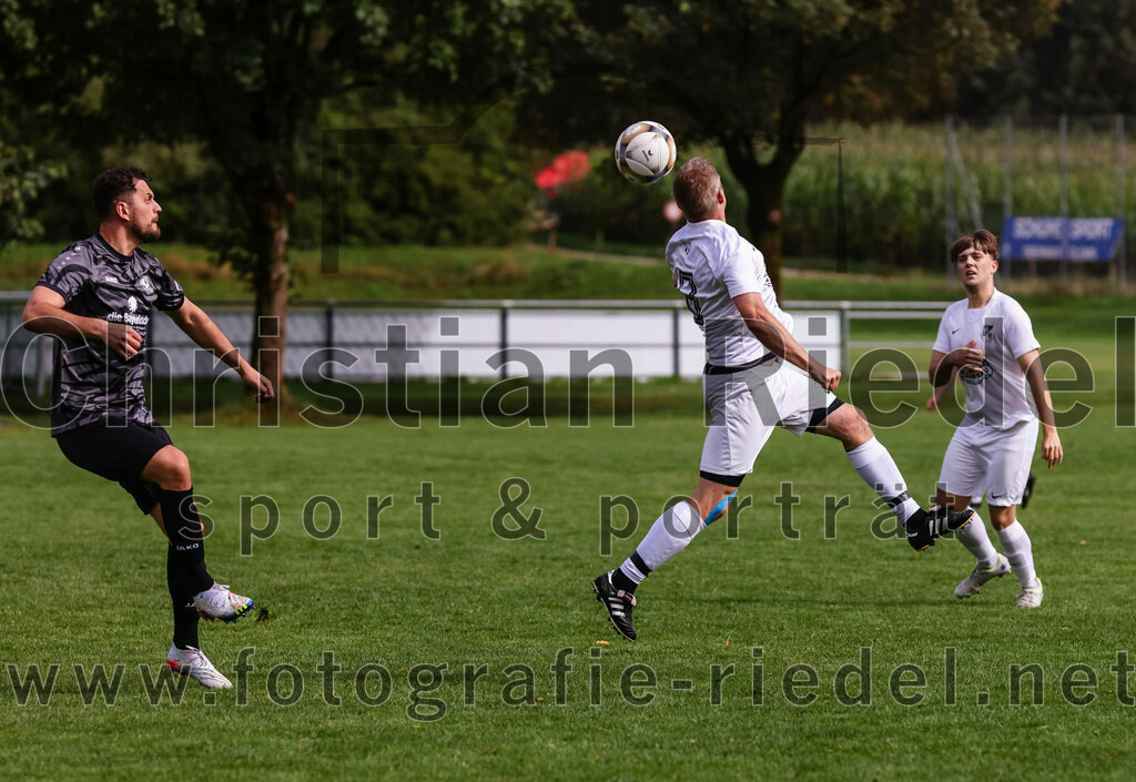 2023-08-27_014_TSV_Egmating_II_gegen_SG_Grasbrunn-Haar_II | Egmating, Deutschland, 27.08.2023:
Fußball, B-Klasse 2023 / 2024, 2. Spieltag, TSV Egmating II gegen (SG) Grasbrunn / Haar II, Endergebnis: 1:2

Mentor Palloshi (TSV Egmating, #15), Timm Lohmann ((SG) Grasbrunn / Haar II, #8)

Foto: Christian Riedel / fotografie-riedel.net