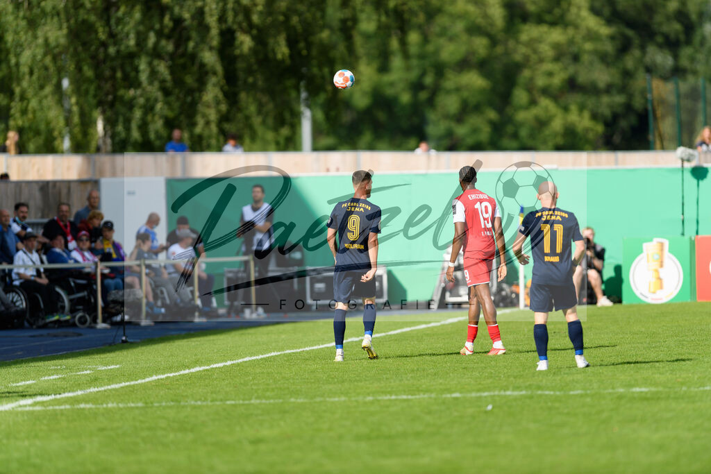 JENKOE20210808_053 | Fussball, Herren:   beim Spiel der 1. Runde im DFB-Pokal zwischen FC Carl Zeiss Jena und 1. FC Koeln im Ernst-Abbe-Sportfeld am 08.08.2021 in Jena, Deutschland.DFB / DFL REGULATIONS PROHIBIT ANY USE OF PHOTOGRAPHS AS IMAGE SEQUENCES AND/OR QUASI-VIDEO. - Realisiert mit Pictrs.com