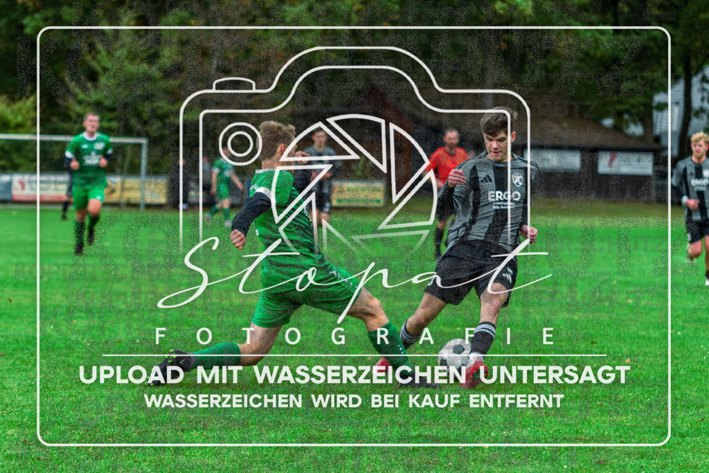 SGWFGFS-1005 | Maximilian Roehrs (SG Wintermoor/Schuelern #04) und Til Stimming (FG Fulde-Stellichte #13) beim Herren Kreisliga HK Spiel zwischen SG Schuelern/Wintermoor und FG Fulde-Stellichte im Stadion Wintermoor, Schneverdingen (Simon Paul Stopat) - Realisiert mit Pictrs.com