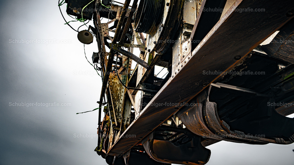 DSCF2022 | Ferropolis ist ein Industriemuseum und Veranstaltungsort in Gräfenhainichen östlich von Dessau-Roßlau auf einer Halbinsel im Gremminer See, dem ehemaligen Tagebau Golpa-Nord. Ferropolis ist Ankerpunkt der Europäischen Route der Industriekultur. Wikipedia - Realisiert mit Pictrs.com