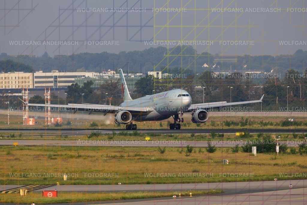 2025815-080817_FRA_07L_R3C_0519A | Am Flughafen Frankfurt am Main treffen Dynamik und Präzision aufeinander: Startende und landende Flugzeuge verschiedenster Airlines, festgehalten in Farbe und Schwarz-Weiß. Von kraftvollen Silhouetten bis zur majestätischen Erscheinung der Königin der Lüfte – zeitlose Momente moderner Luftfahrt. - Realisiert mit Pictrs.com