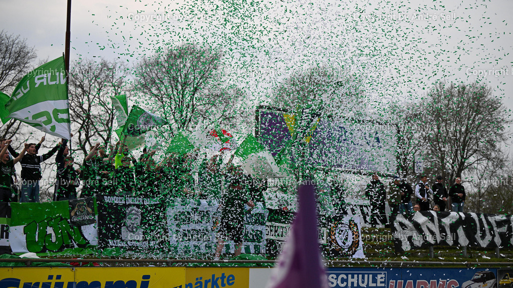 VfR Neumünster (lila) vs PSV Neumünster (grün) | Konfetti der PSV-Fans vor dem Spiel / Fußball-Oberliga Männer 2025/2026 / VfR Neumünster (lila) vs PSV Neumünster (grün) / Grümmi-Arena / Neumünster / 15.04.26 - Realisiert mit Pictrs.com