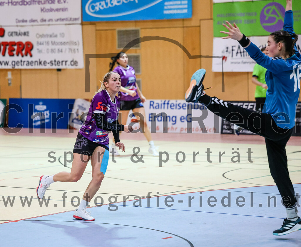 2023-12-17_025_SpVgg_Altenerding_II_gegen_HF_Scheyern | Erding, Deutschland, 17.12.2023:
Handball, Bezirksliga Frauen Altbayern 2023 / 2024, 9. Spieltag, SpVgg Altenerding II gegen HF Scheyern, Endergebnis: 22:26

Lena Prem (SpVgg Altenerding, #6), Torfrau Karolin Kollmar (HF Scheyern, #16)

Foto: Christian Riedel / fotografie-riedel.net