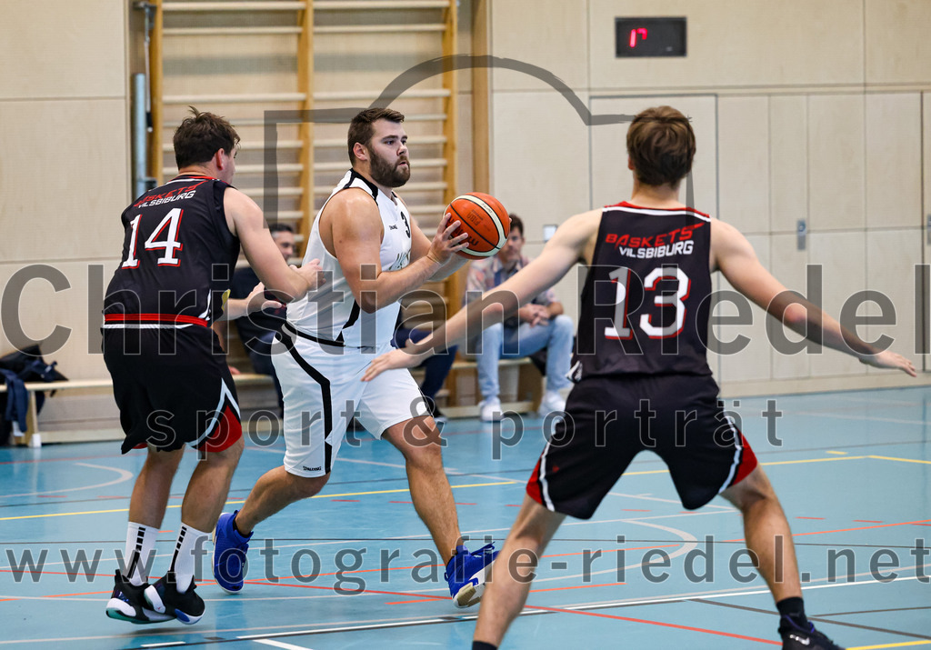 2022-10-16_023_TSV_Vaterstetten_gegen_Baskets_Vilsbiburg_2 | Vaterstetten, Deutschland, 16.10.2022:
Basketball, Bayernliga Herren Südost 2022 / 2023, 1. Spieltag, TSV Vaterstetten gegen Baskets Vilsbiburg 2, Endergebnis: 83:64

M. Engel (Baskets Vilsbiburg, #14), Mathias Furtmair (TSV Vaterstetten, #3), D. Esch (Baskets Vilsbiburg, #13)

Foto: Christian Riedel / fotografie-riedel.net